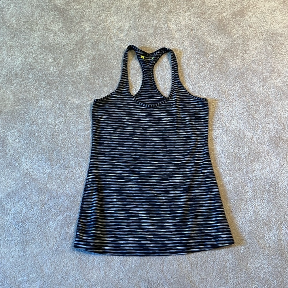Medium black and gray Xersion fitted active tank
